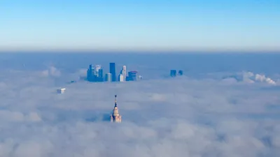 МГУ и «Москва-Сити» в тумане. Фотография дня — РБК