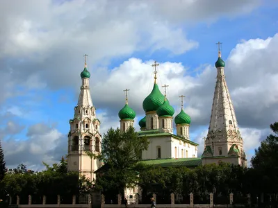 Місто високих хмарочосів у хмарах - шпалери на робочий стіл