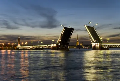 Красивый разводной мост в городе - обои на рабочий стол