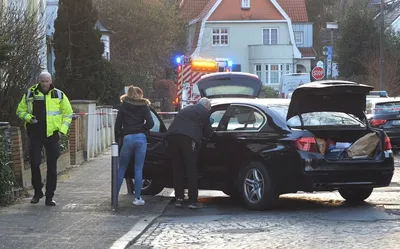 Мужчина стреляет по движущемуся автомобилю: водитель тяжело ранен