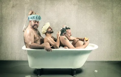 Обои ванну, принимают, три мужика картинки на рабочий стол, раздел мужчины  - скачать