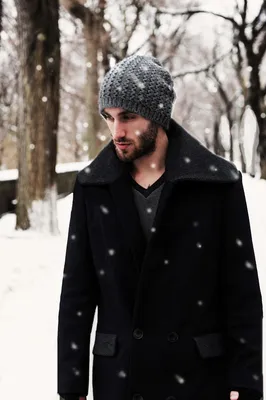 мужчина в черном пальто и серой шапке | Mens winter fashion, Mens style  guide, Sharp dressed man