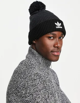 Черная шапка с помпоном и логотипом на манжетах adidas Originals Adicolor –  заказать с доставкой из-за рубежа через онлайн-сервис «CDEK.Shopping»