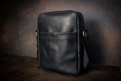 Купить черную кожаную мужскую сумку на плечо из натуральной кожи PRINCETON  с доставкой по Москве и по всей России