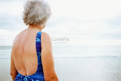 Пожилые люди смотрят на море изображение_Фото номер 501497929_JPG Формат  изображения_ru.lovepik.com