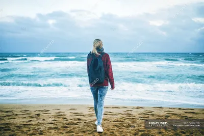 Молодая женщина, идущая по берегу моря зимой . — 20 30 лет, Молодой человек  - Stock Photo | #172032756