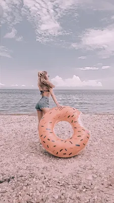 Идеи для фото с надувным пончиком, идеи для фото на море | Летние картинки,  Летние фотографии, Пляжные фотографии позы
