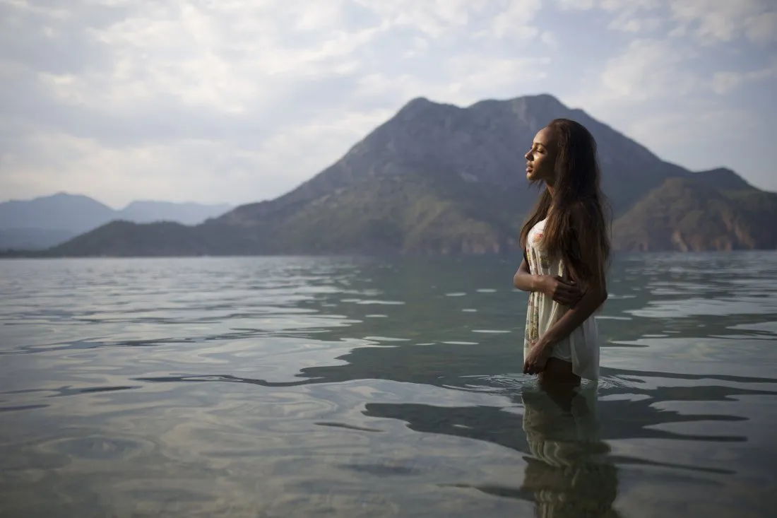 Девушка у озера 2007. Девушка в Горном озере. Девушка по колено в воде. Девушка в море по колено. Человек по колено в воде.