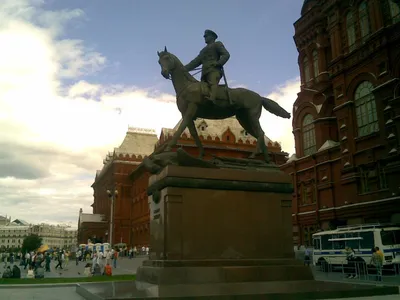 Обои для рабочего стола Памятники Москвы - памятник маршалу Жукова у здания  исторического музея фото - Раздел обоев: Памятники и скульптуры