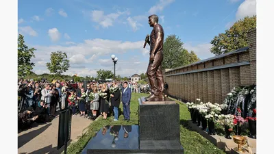 В день 50-летия Юрия Шатунова открыли его памятник в Москве. Первые фото |  РБК Life