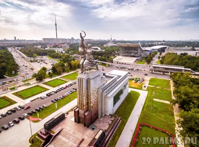 Достопримечательность Москвы на фоне голубого неба - обои на рабочий стол