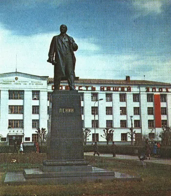 Очередная сестра воронежской Аленки»: самарцев ужаснула скульптура девочки  из Аксаковского сквера - KP.RU