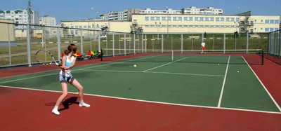 Ребенок на теннисном корте с …» — создано в Шедевруме