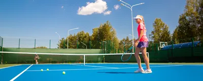 теннисистка стоит на теннисном корте, вид сзади на теннисиста, ожидающего  мяч ударом слева, Hd фотография фото фон картинки и Фото для бесплатной  загрузки