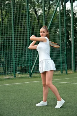Боковое лицо спортивной женщины держащей теннисную ракетку на теннисном  корте Фон И картинка для бесплатной загрузки - Pngtree