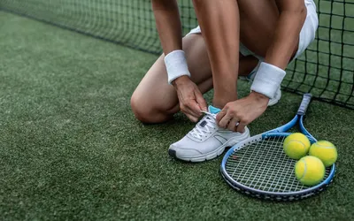 Девушка в белом спортивном платье на теннисном корте, теннисный корт и  ракетка | Премиум Фото