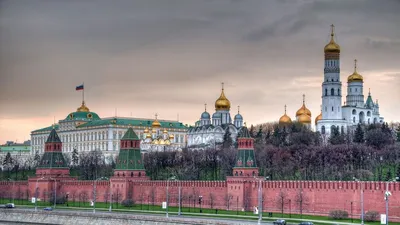Обои на рабочий стол Кремлевская набережная Москвы реки, дворец с флагом и  золотые купола Храма Христа Спасителя под ванильным небом, обои для  рабочего стола, скачать обои, обои бесплатно