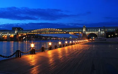 Скачать 2560x1600 москва, мост, пушкинская набережная, ночь обои, картинки  16:10