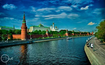 Московский кремль на берегу Москва реки - обои на телефон
