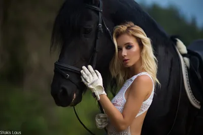 Фото Модель Наталия Андреева стоит рядом с лошадью. Фотограф Stakis Laus