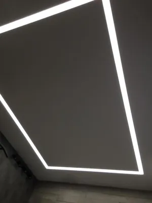 Фото натяжных потолков со световыми линиями.