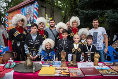 Традиционный «Хоровод Дружбы» объединил в День города Краснодара  представителей различных национальностей :: Krd.ru