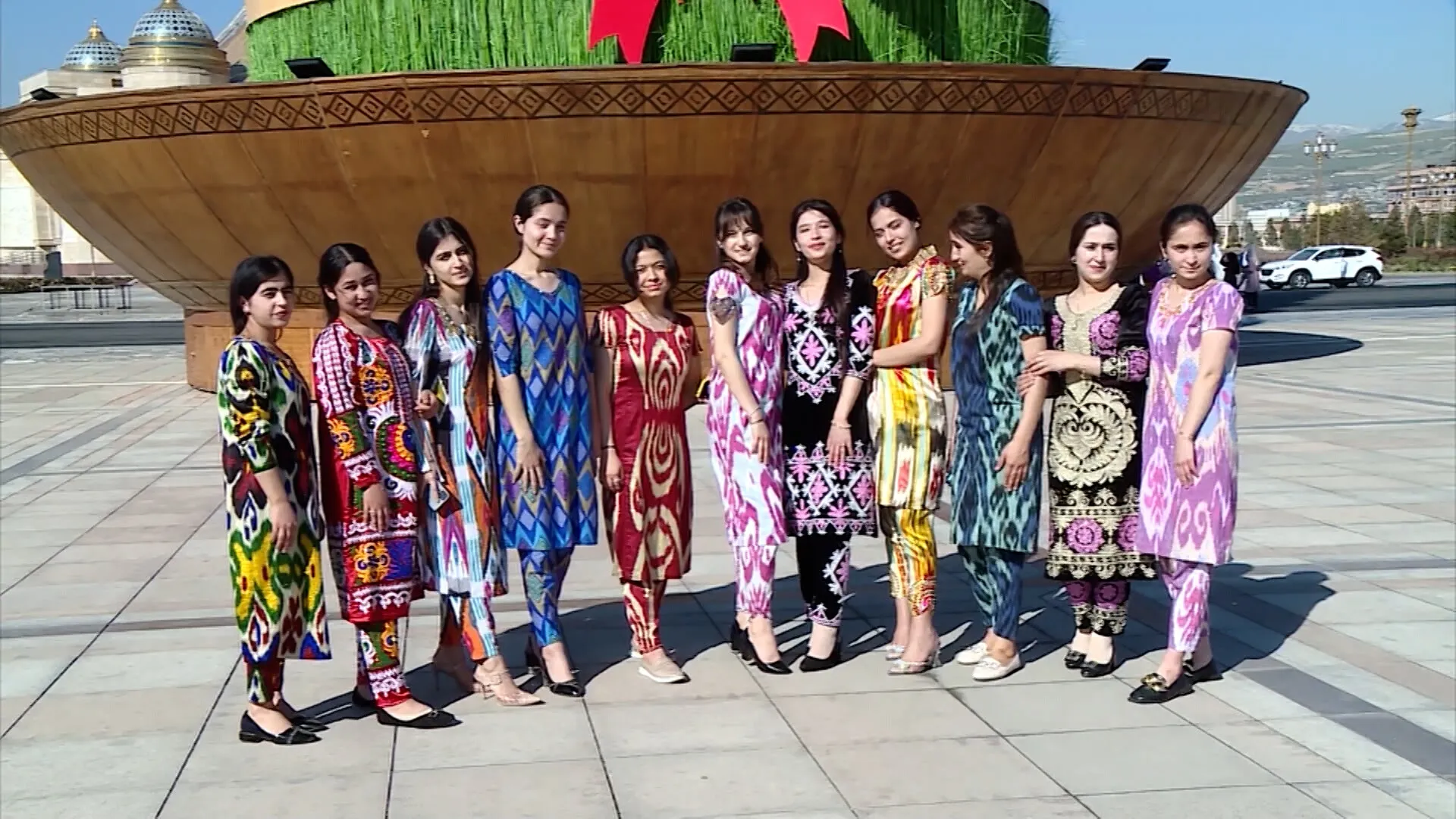 Таджикский халат. Национальная одежда Таджикистана чакан. Курта чакан Узбекистан. Атлас и адрас в Таджикистане мода. Таджикский национальный костюм Джома.