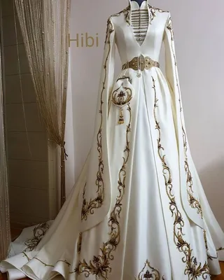 Azeri lady. Azerbaijan traditional garment. Азербайджанский национальный  костюм | Королевские свадебные платья, Скромные свадебные платья, Свадебные  платья
