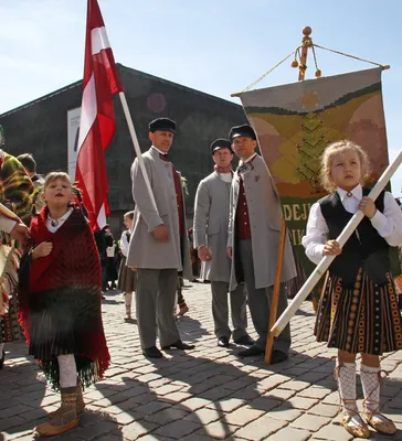 В Риге прошло шествие «Надень национальный костюм в честь Латвии!» (ФОТО,  ВИДЕО) / Статья