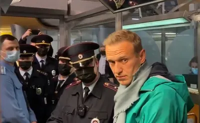 Навального задержали при прохождении паспортного контроля в Шереметьево —  РБК