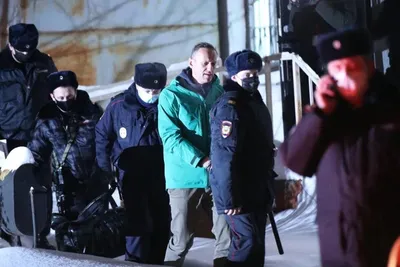 Навального вывезли из полицейского отделения в СИЗО: фото, видео