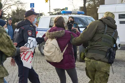 В Крыму на акциях в поддержку Алексея Навального задержали несколько  десятков человек. По меньшей мере, семерым назначили административный арест  - Ґрати