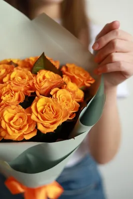 Необычные розы на красивой фотографии с девушкой в руках | Оранжевые розы,  Розы, Идеи для фото