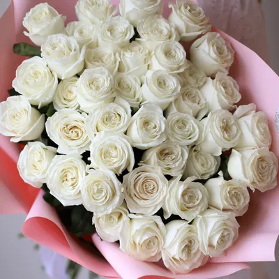 Белые розы в розовом оформлении (41 шт) №512 купить в Пензе