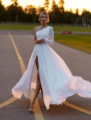 Необычное свадебное платье с разрезом купить в Москве