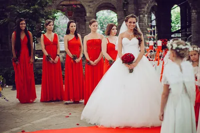 Невеста в красном платье Bridesmaid в красном платье Букет свадьбы с  красной лентой Стоковое Фото - изображение насчитывающей настроение,  свадебный: 117131038