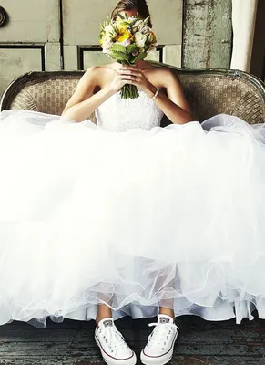 Свадебное платье с кедами (78 фото)