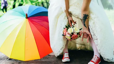свадебная фотосессия, свадебная прогулка, свадебный, невеста в кедах,  свадебное платье с кедами - The-wedding.ru