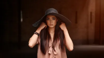 Портрет красивой женщины в шляпе ведьмы · Бесплатные стоковые фото