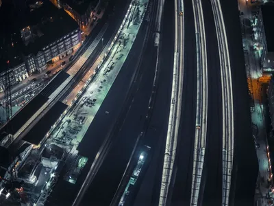 Обои Ночная жизнь города, вид сверху, железные дороги 3840x2160 UHD 4K  Изображение