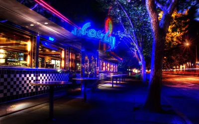 Ночной проспект кафе фаст-фуд деревья огни - обои на рабочий стол
