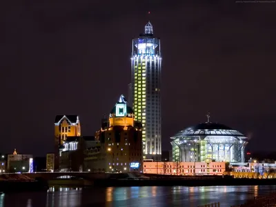 Высокая башня ночной Москвы - обои на рабочий стол