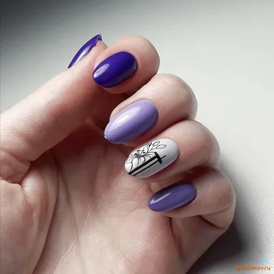 Фиолетовый дизайн ногтей 2022-2023 в флористическом стиле