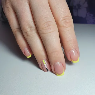 Френч в желтом цвете на короткие ногти.