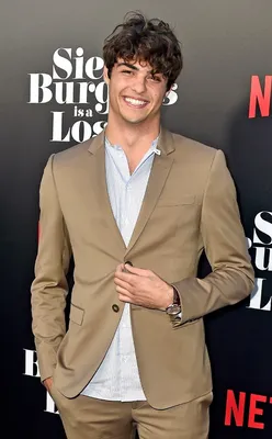 Netflix раскритиковал Ноя Сентинео за то, как он носит рубашки | Подростковая мода