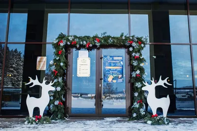 Оформление новогоднего корпоратива 2024 под ключ в Москве: заказать декор  офиса на Новый год