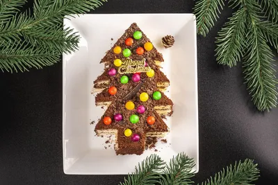 Обои на рабочий стол Слоеный шоколадный торт в виде новогодней елки в белой  тарелке, обои для рабочего стола, скачать обои, обои бесплатно