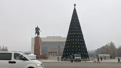 Как выглядит украшенная елка на площади Ала-Тоо, ее временно зажгли — фото  - 15.12.2021, Sputnik Кыргызстан