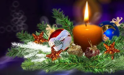 Новогодняя композиция с красочными шарами и горящей свечёй - обои на  рабочий стол