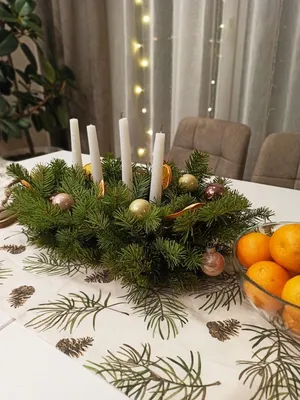 Новогодняя композиция на обеденный стол | Идеи рождественских украшений,  Украшения, Рождественские украшения